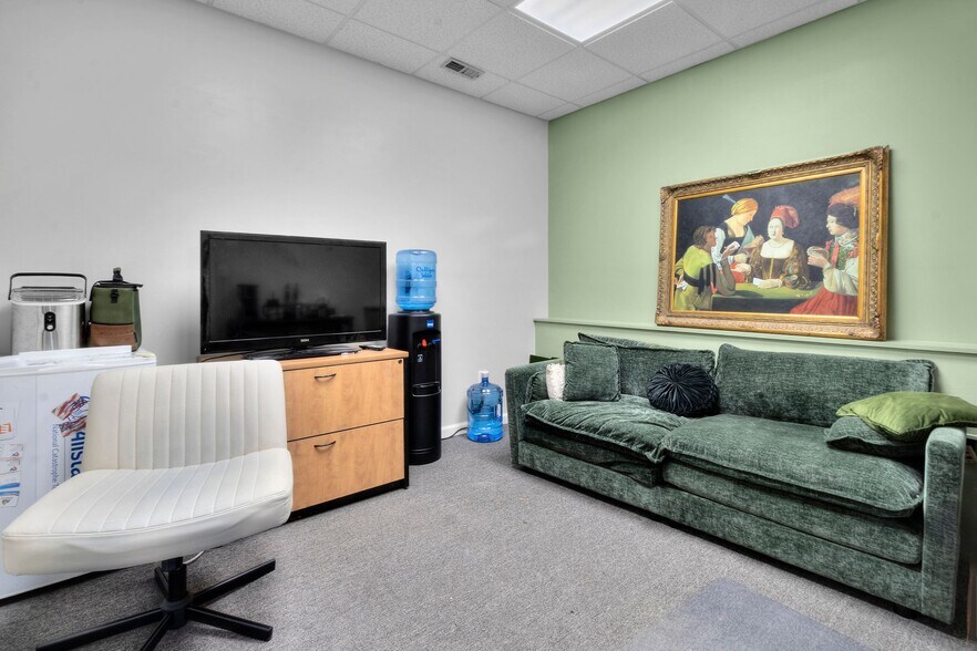 More Photos Of 1105 W Main St, Greenfield Office For Sale