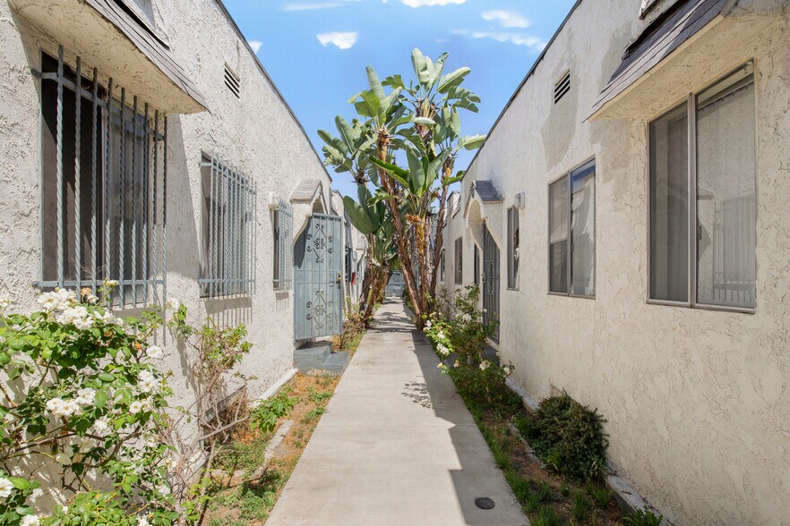 More Photos Of 526-534 W 47th St, Los Angeles Apartments For Sale