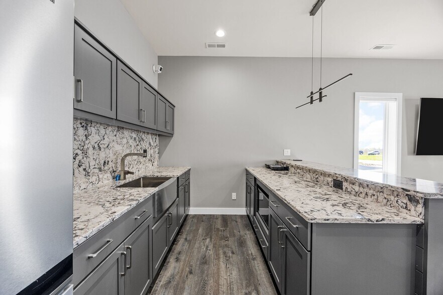 More Photos Of 530 Aircom Dr, Marion Airplane Hangar For Sale