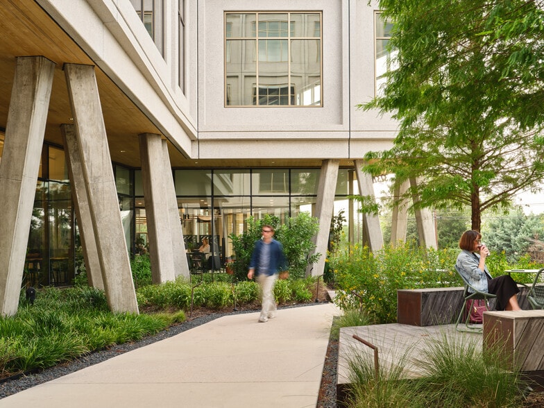 More Photos Of 3232 E Cesar Chavez St, Austin Unknown For Lease