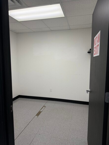 More Photos Of 9011 Polaris Dr, Oklahoma City Distribution For Lease