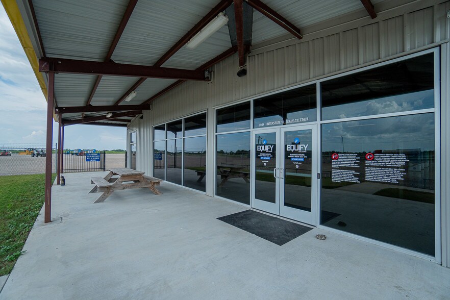More Photos Of 7044 Interstate 10, Sealy Distribution For Sale