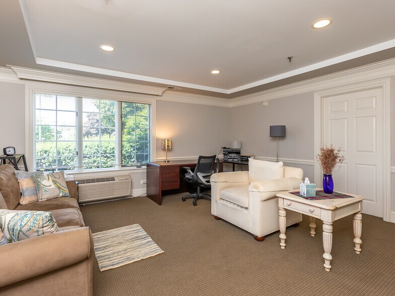 More Photos Of 301 W Roosevelt Rd, Wheaton Office For Lease