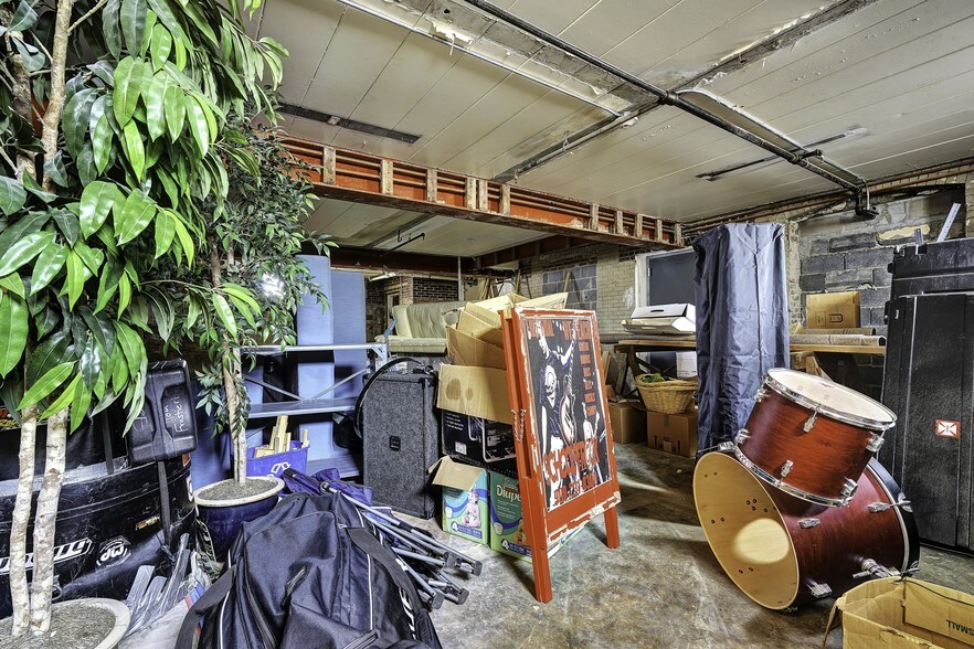 More Photos Of 1 W Main St, Somerville Freestanding For Lease