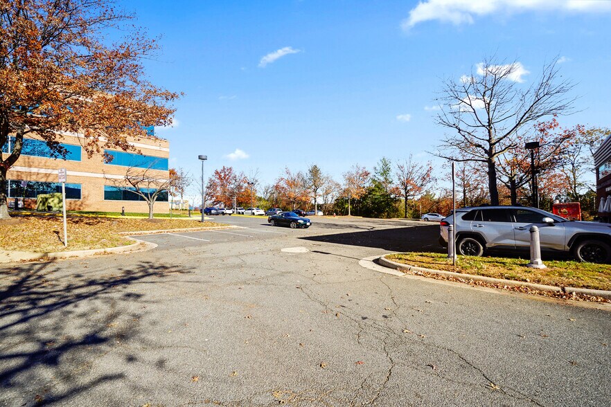 More Photos Of 4445-4449 Brookfield Corporate Dr, Chantilly Showroom For Lease