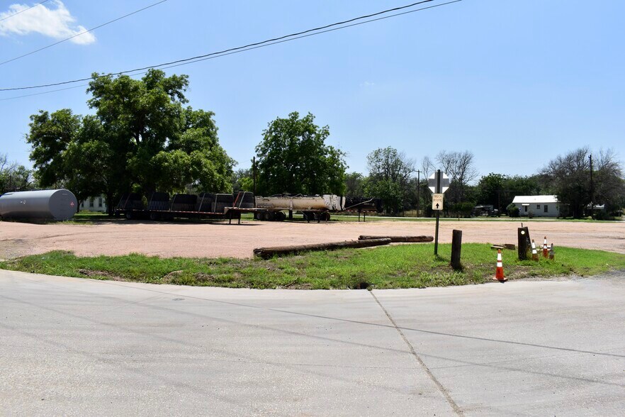 More Photos Of 1009 2nd st, Brady Industrial For Sale