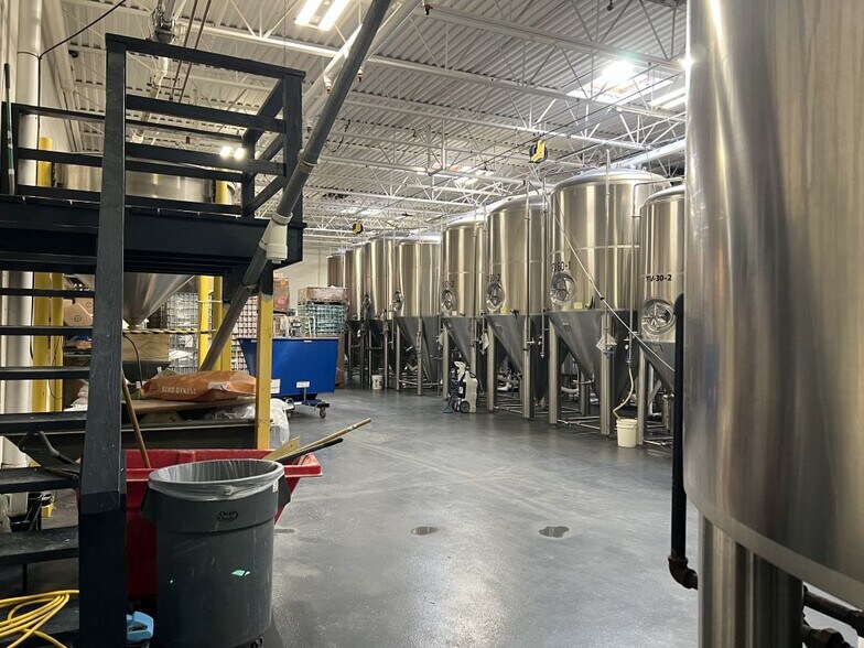 More Photos Of 16 Business Park Dr, Branford Warehouse For Lease