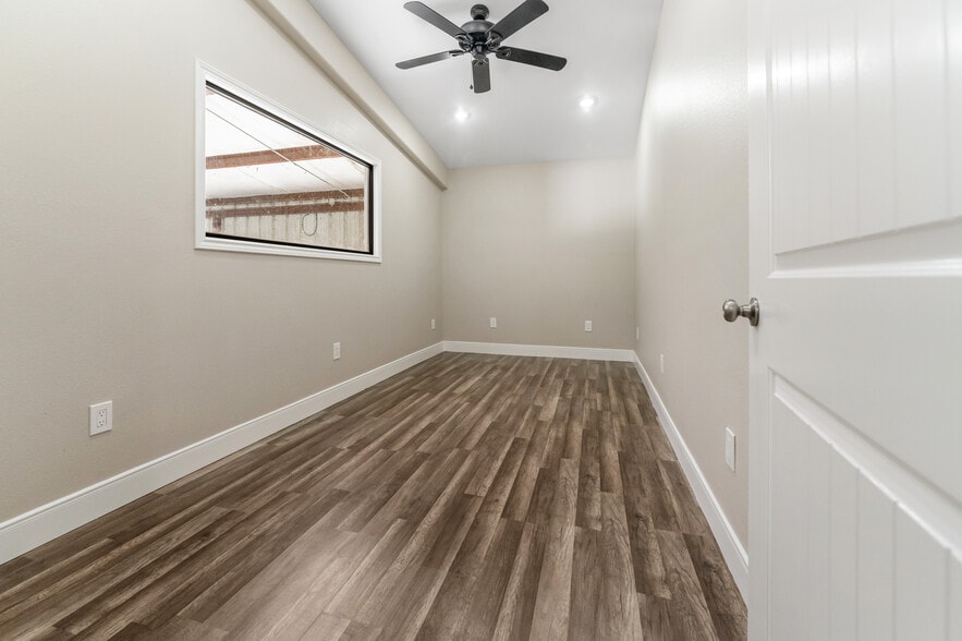 More Photos Of 6927 Highway 36 S, Rosenberg Office For Lease