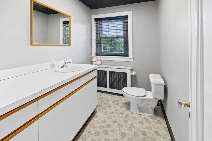 More Photos Of 184 W Main St, Trappe Office For Sale