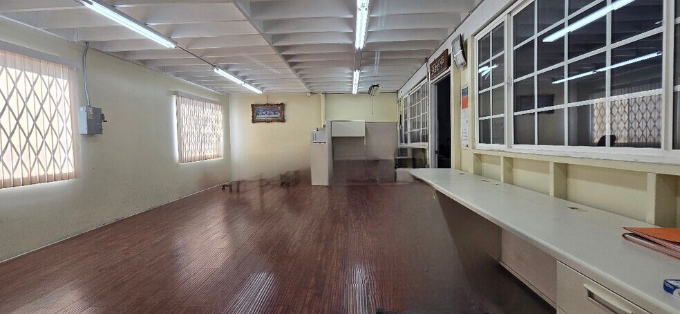 More Photos Of 2101 E 37th St, Vernon Manufacturing For Sale