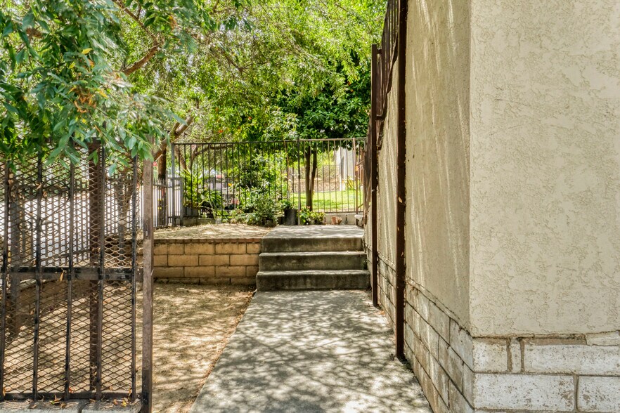 More Photos Of 1973-2015 W 22nd St, Los Angeles Apartments For Sale