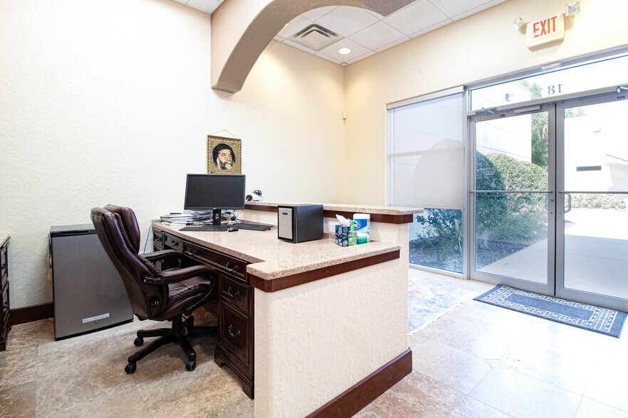 More Photos Of 8810 Commodity Cir, Orlando Showroom For Lease