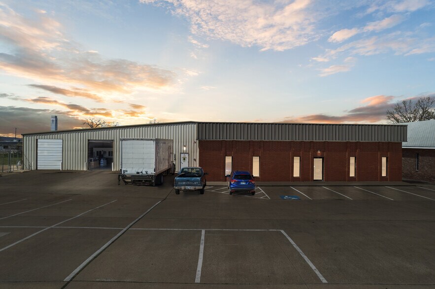 Primary Photo Of 710 S Adams St, Sapulpa Distribution For Sale