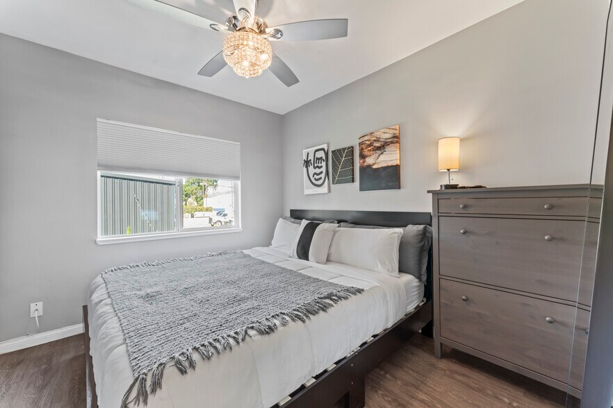 More Photos Of 281 W Main St, Ventura Storefront Retail Residential For Sale