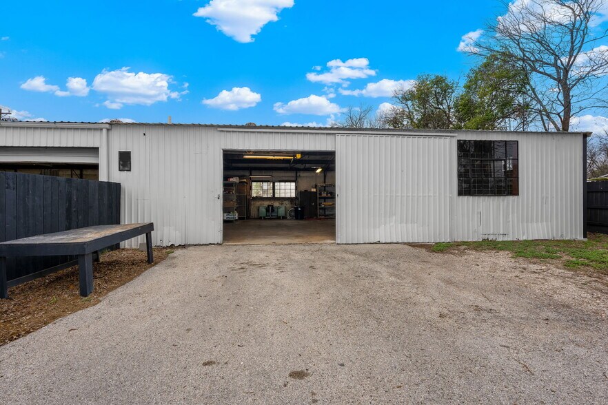 More Photos Of 2610 Memorial Blvd, Kerrville Industrial For Sale