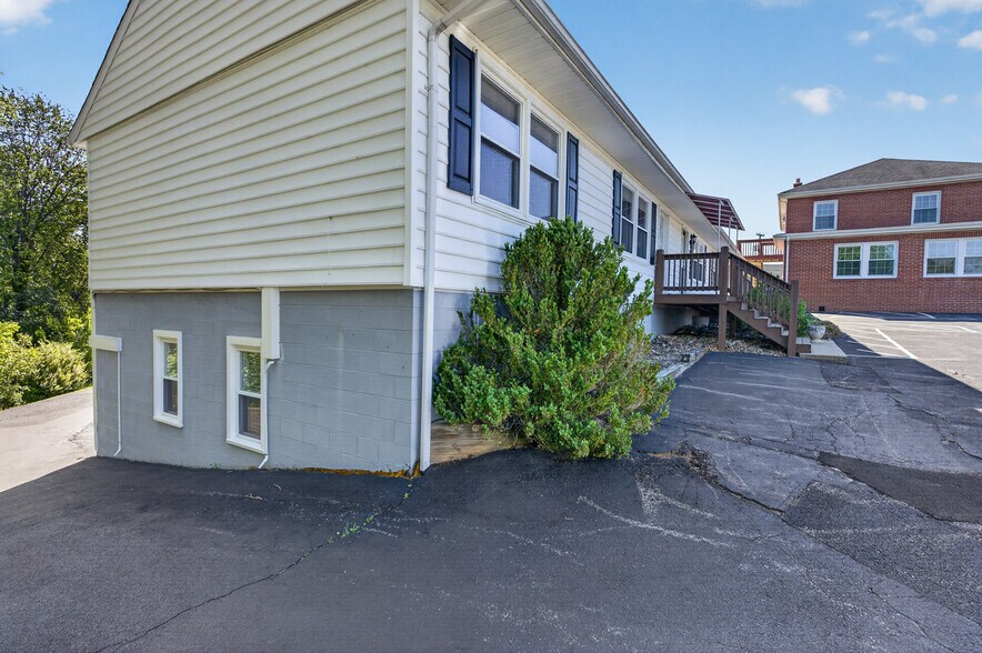 More Photos Of 114 Lexington Tpke, Amherst Medical For Lease