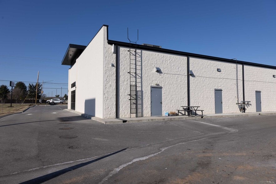 More Photos Of 106 Collier Rd, Clarksville Storefront Retail Office For Lease