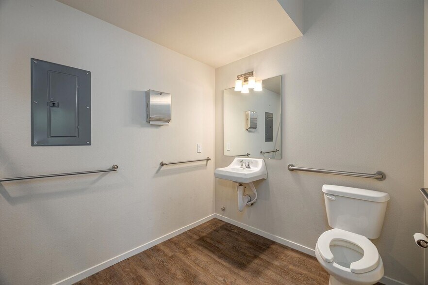 More Photos Of 1315 Dupont St, Bellingham Office Residential For Lease