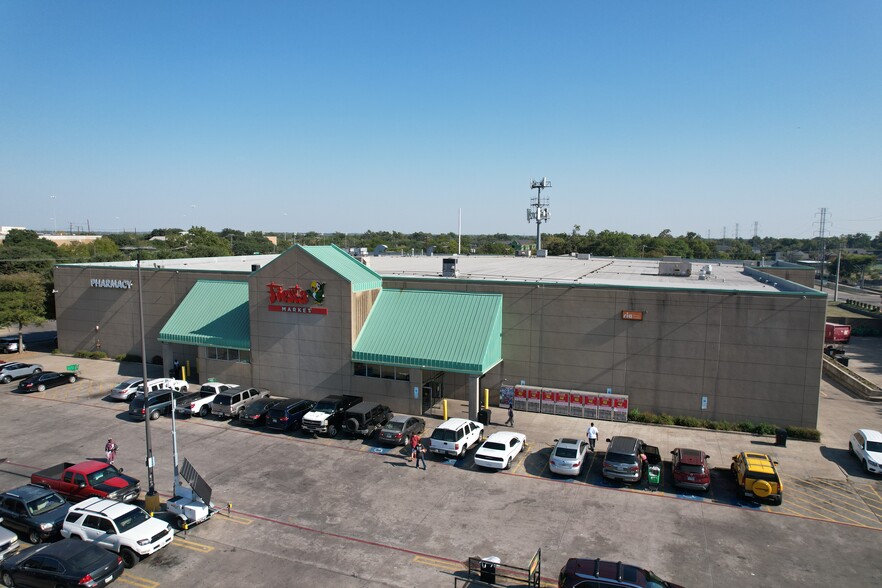 Primary Photo Of 3230 Martin Luther King Jr Blvd, Dallas Supermarket For Sale