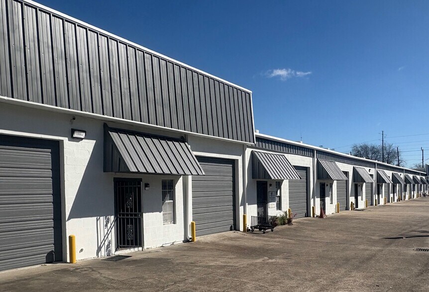 More Photos Of 2403 Naomi St, Houston Light Distribution For Lease