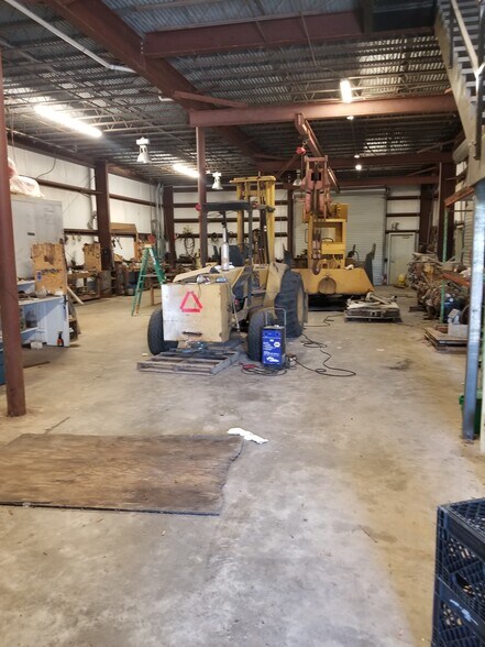 More Photos Of 300 E Brazos St, Freeport Warehouse For Sale