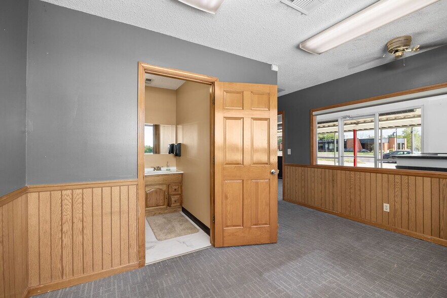 More Photos Of 1710 S Belt Hwy, Saint Joseph Auto Dealership For Sale