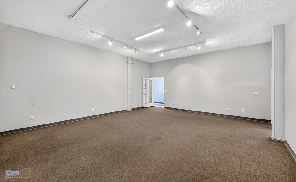 More Photos Of 2207-2209 9th St, Greeley Flex For Sale