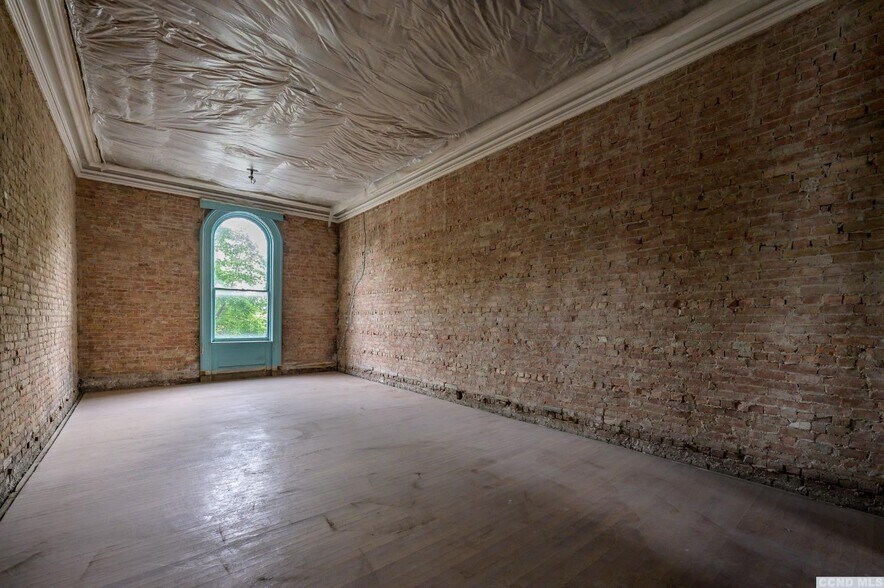 More Photos Of 8-10 Park Pl, Hudson Specialty For Sale