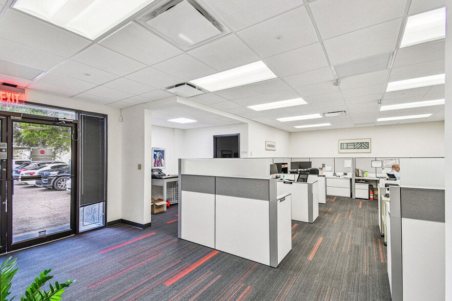 More Photos Of 902 N Himes Ave, Tampa Office For Lease
