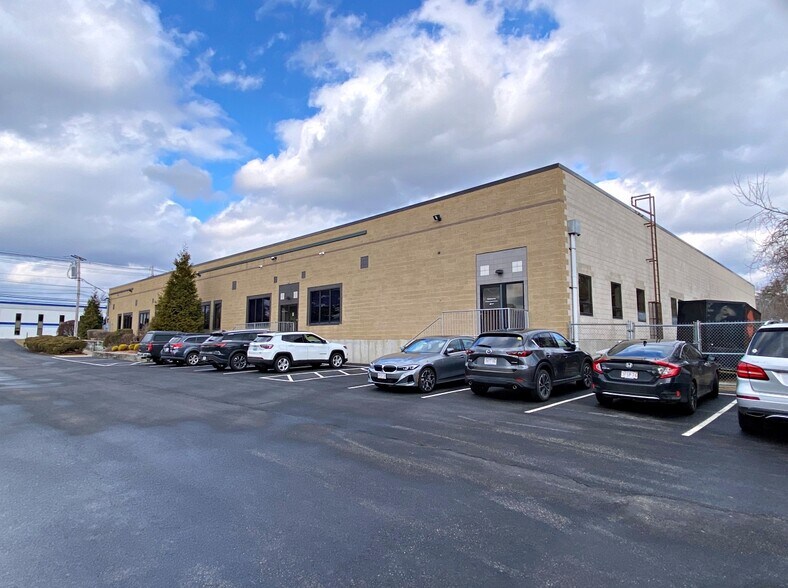 More Photos Of 54 Concord St, North Reading Light Manufacturing For Sale