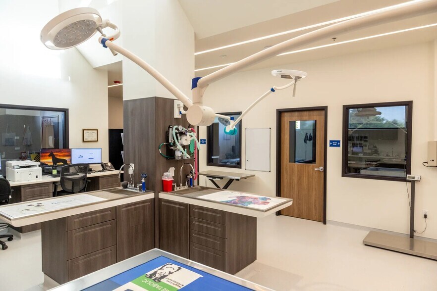 More Photos Of 2020 N Kelly Ave, Edmond Veterinarian Kennel For Sale