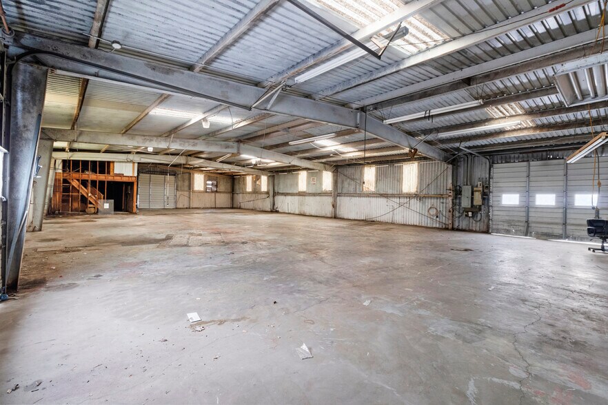 More Photos Of 1801 N Main St, Baytown Flex For Sale