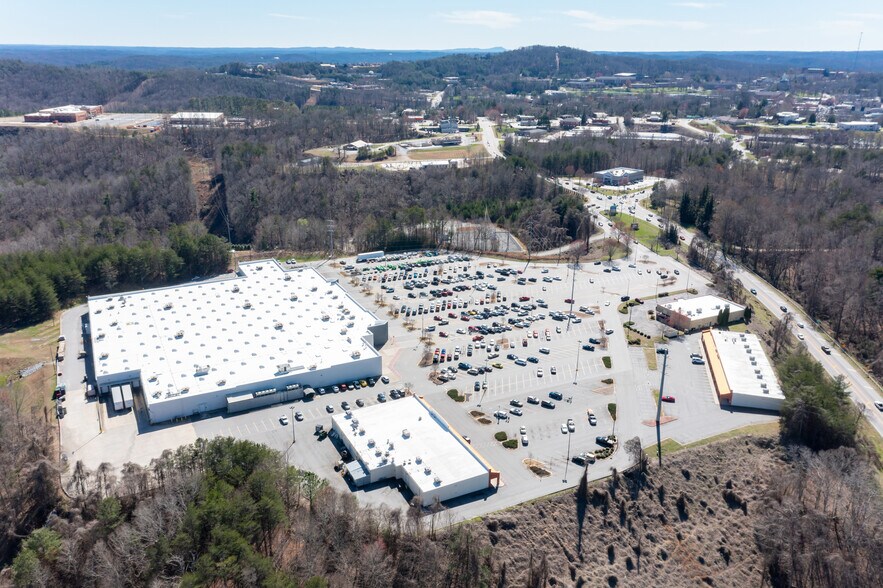 More Photos Of 400 Wal-Mart Way, Dahlonega Storefront For Lease