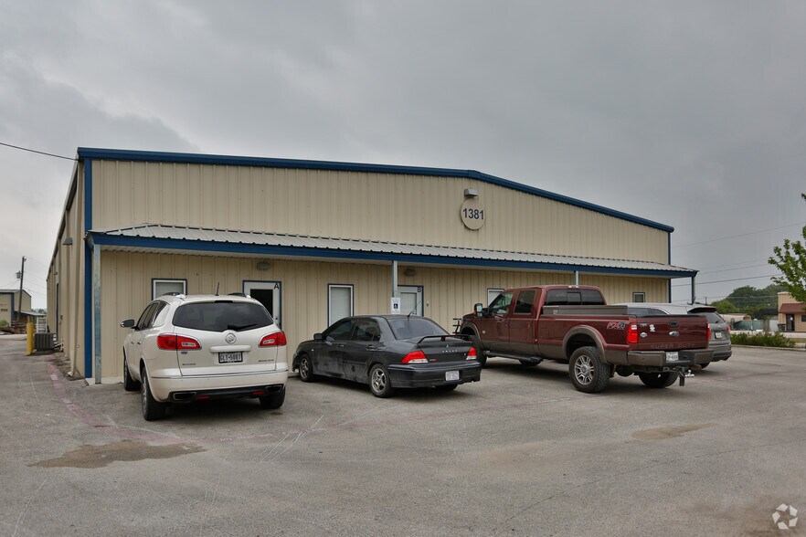 More Photos Of 1381 Wald Rd, New Braunfels Showroom For Lease