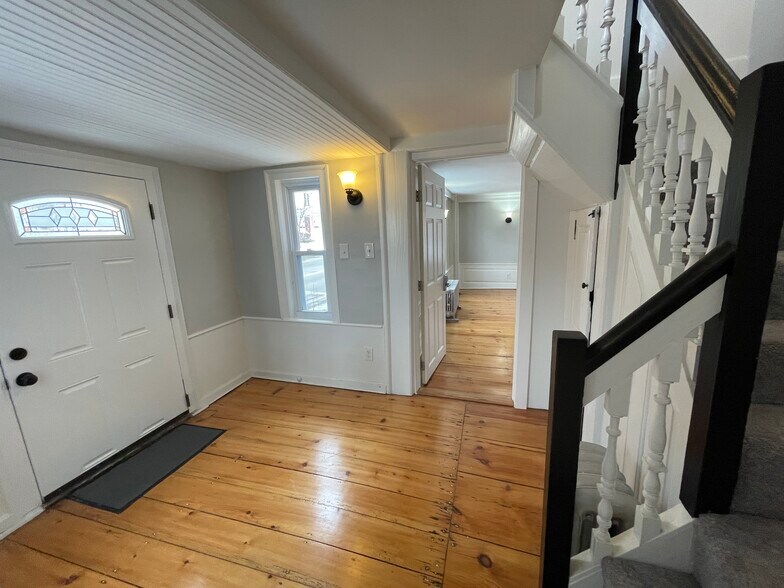 More Photos Of 3 Portsmouth Ave, Exeter General Retail For Lease