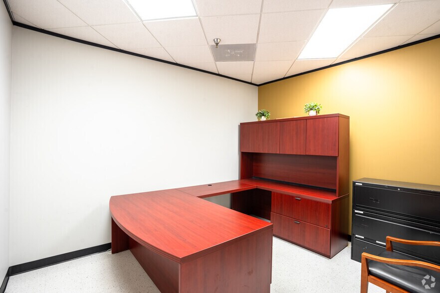 More Photos Of 10600 Corporate Dr, Stafford Warehouse For Lease