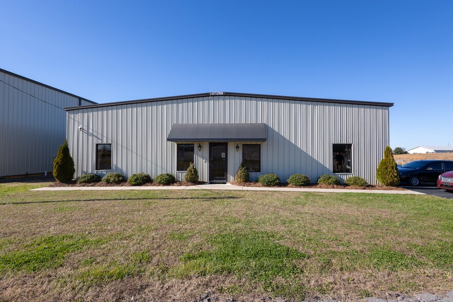 More Photos Of 252 Commerce Dr, Tompkinsville Warehouse For Sale