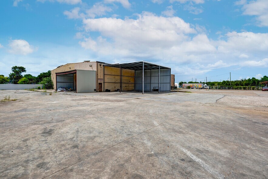 More Photos Of 7520 Lawndale St, Houston Flex For Lease