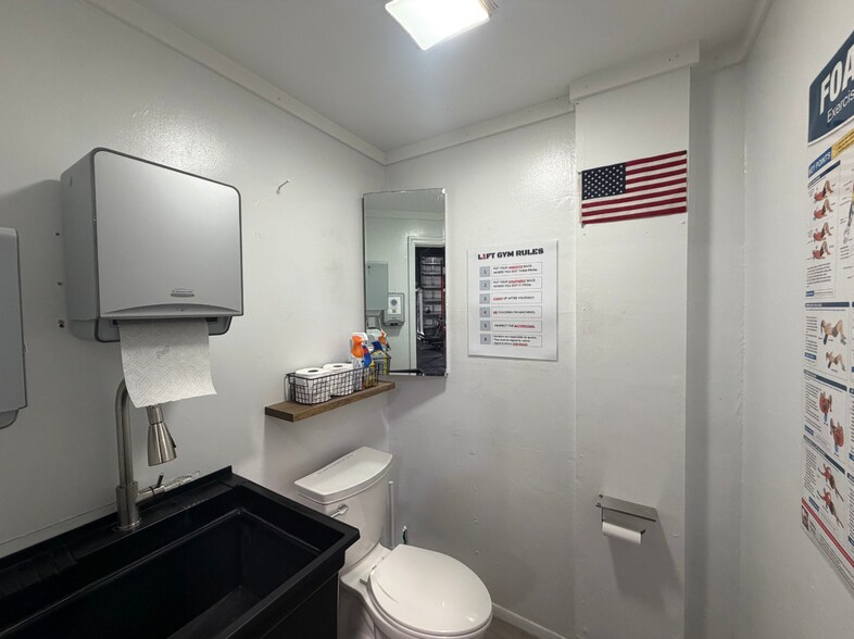 More Photos Of 1142 Okeechobee Rd, West Palm Beach Industrial For Lease