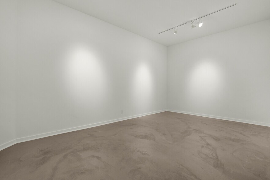 More Photos Of 809 S Holladay Dr, Seaside Showroom For Sale