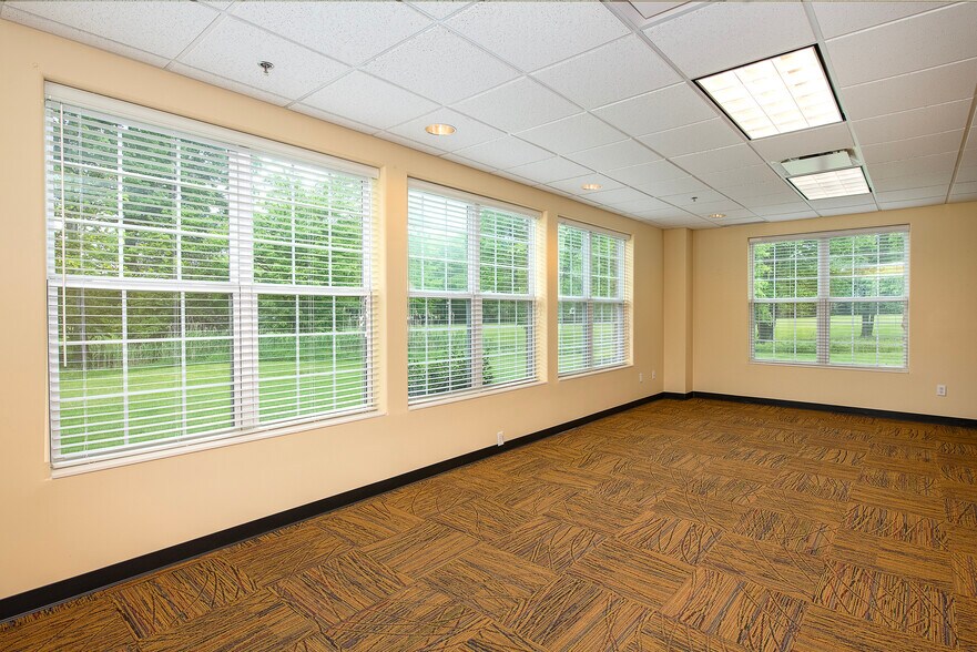 More Photos Of 387 Golfview Ln, Highland Heights Office For Sale