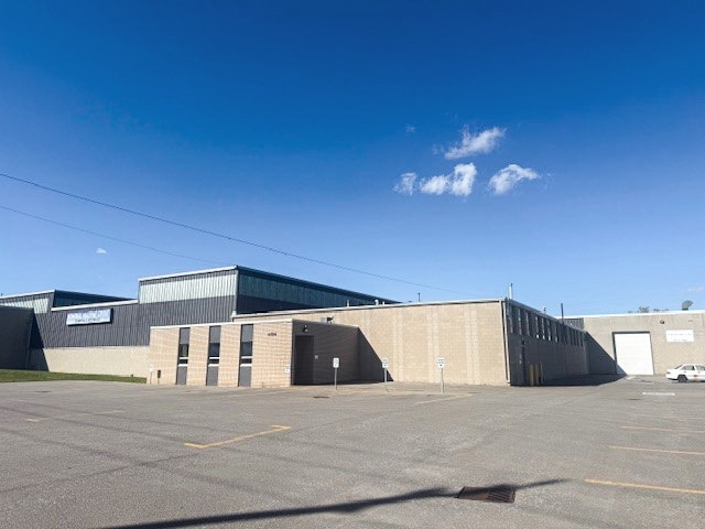 More Photos Of 4790 North Service Rd E, Windsor Distribution For Lease