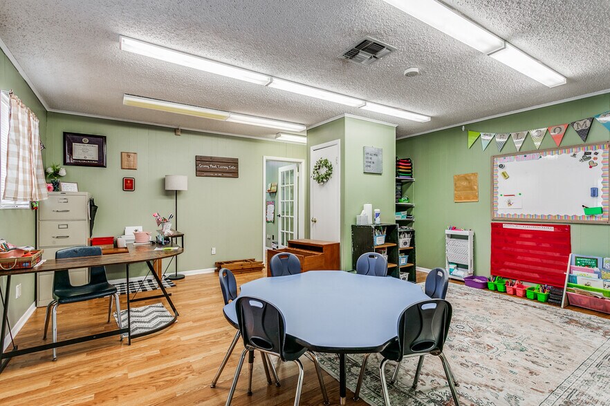 More Photos Of 901 Oak St, Jourdanton Freestanding For Sale