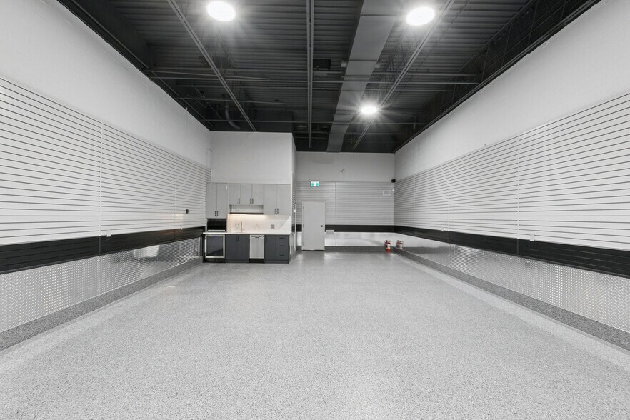 More Photos Of 2721 Markham Rd, Toronto Showroom For Lease