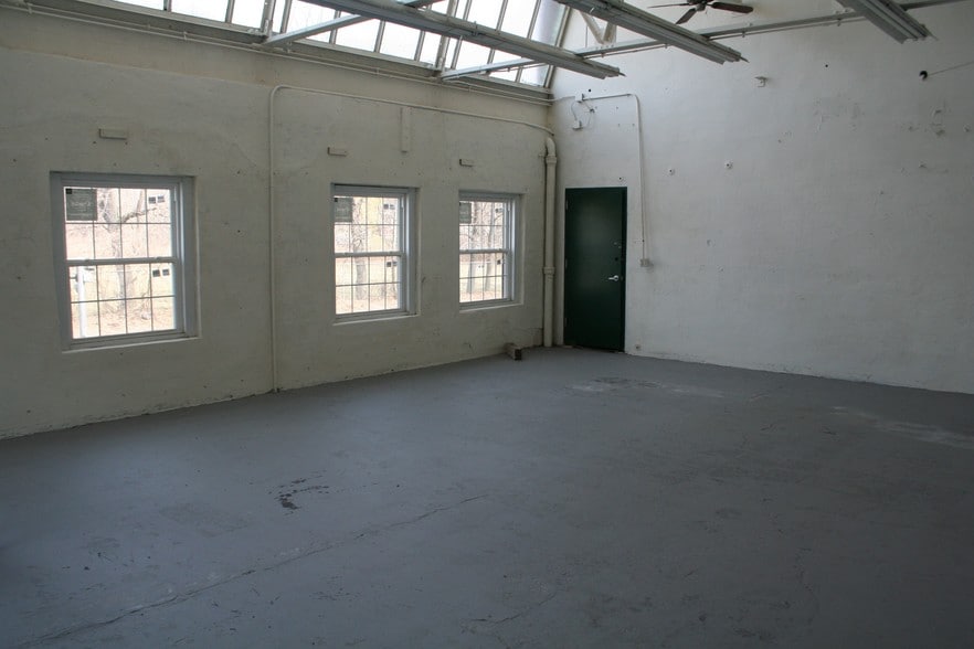 More Photos Of 210-211 Cottage St, Poughkeepsie Warehouse For Lease