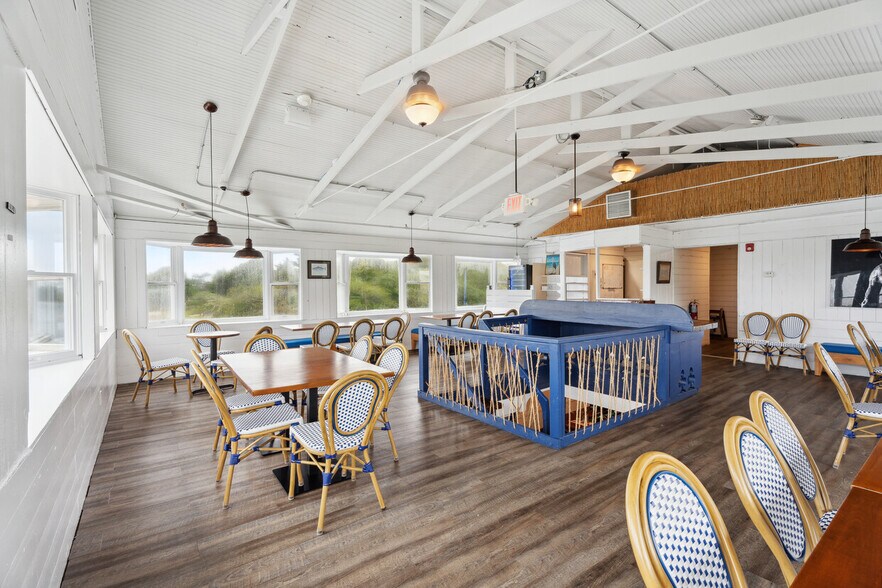 More Photos Of 5 Inlet Rd W, Southampton Restaurant For Sale
