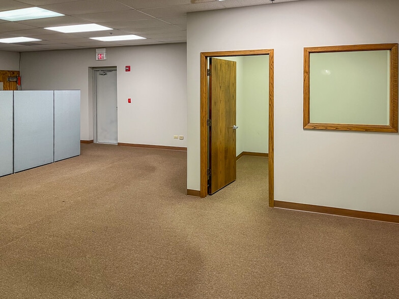 More Photos Of 3809 Illinois Ave, St Charles Office For Lease