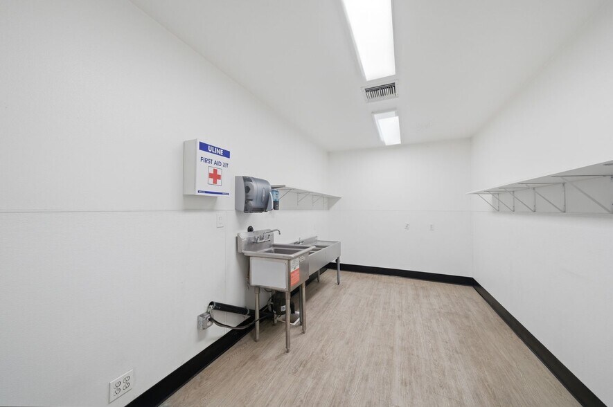 More Photos Of 1544 E Warner Ave, Santa Ana Freestanding For Sale