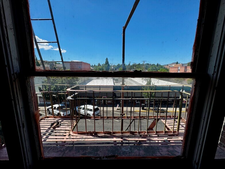 More Photos Of 1028 Main St, Klamath Falls Flex For Sale