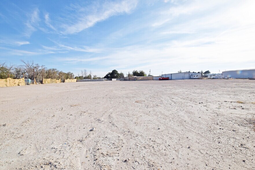 More Photos Of 305 E 57th St, Odessa Warehouse For Sale